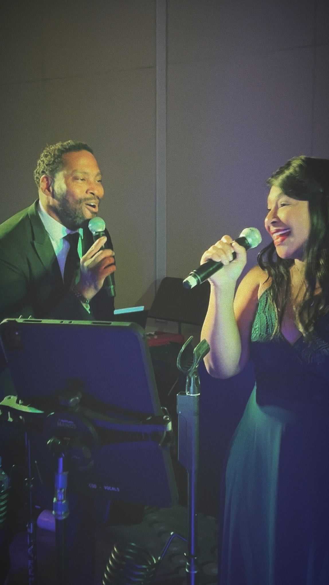 HEY! You’re all I need. Really. Having a ton of fun with this dinner tune at Mary & Tony’s celebration 🥰
.
.
.
youreallineedtogetby chrissarlasorchestra chicagoweddingband chicagowedding londonhousewedding londonhousechicago londonhousechicagowedding eventband chicagoeventband talentedvocalist talentedvocalists chicagovocalist liveband chicagolivemusic chicagoliveband dinnermusic chrissarlas weddingband