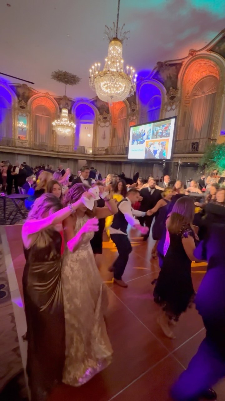 Carol Sarlas Orchestra had a blast playing Greek and American tunes for the National Hellenic Museum Gala 2022 last night 🥳
.
.
.
carolsarlasorchestra greekamerican greekamericanband nhmgala22 nhmgala nationalhellenicmuseum greekband livegreekmusic gala greekgala sarlas syrto organiko sikopanokatsekato greekdance greekdancing