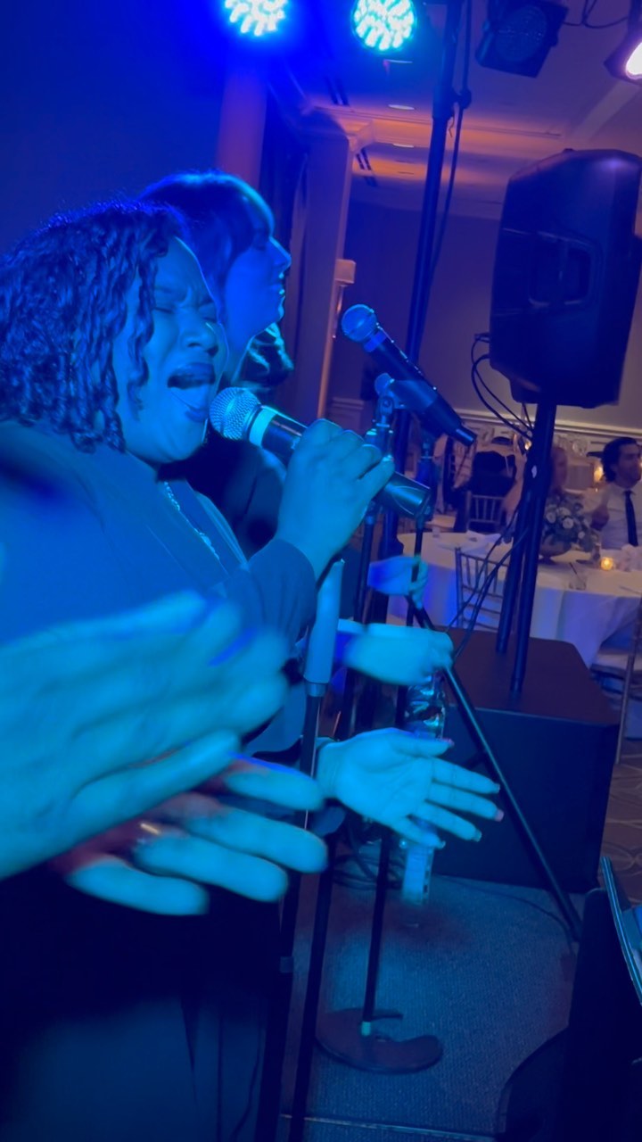 Uneq’ka crushing one of our classic favorites 🏽🕺🏼
.
.
.
.
carolsarlasorchestra proudmary talentedvocalist liveband chicagoweddingband