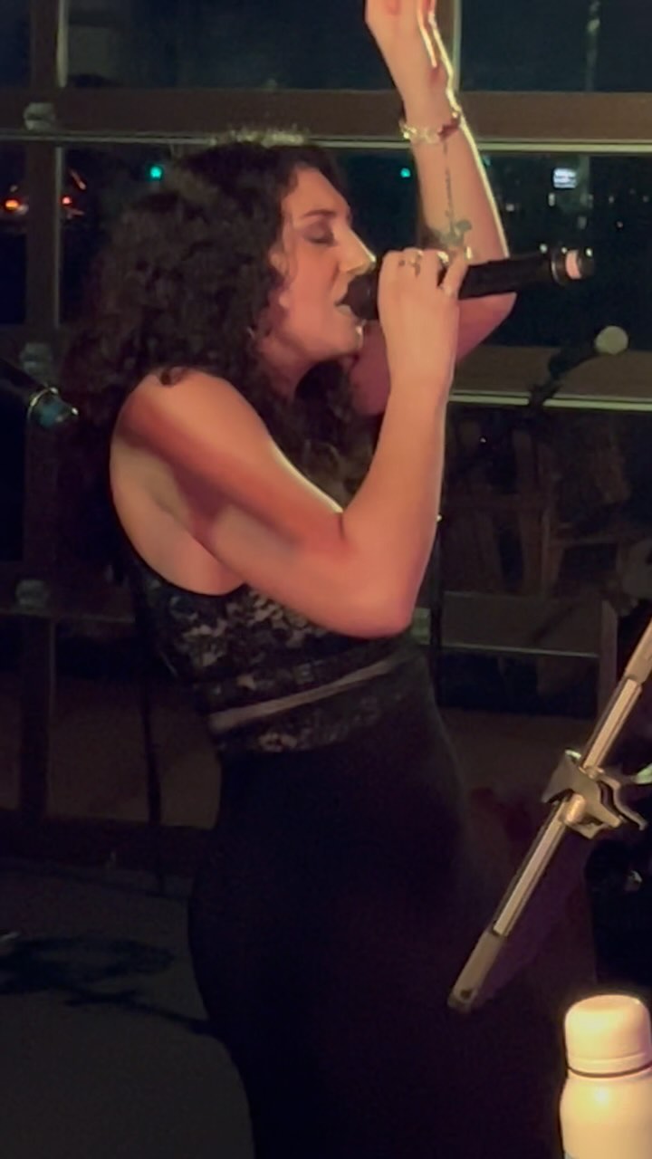 People always told me, be careful of what you do 😎 Giana absolutely crushing this classic Michael Jackson tune 🏼
.
.
.
chicagowedding chicagoweddingband chicagoweddingbands chrissarlasorchestra chicagoentertainment chicagocoverband chicagolivemusic chicagoliveband pinstripesnorthbrookwedding billiejean talentedvocalist chicagovocalist chicagosinger chicagomusic chicagoweddingmusic chicagoweddingentertainment