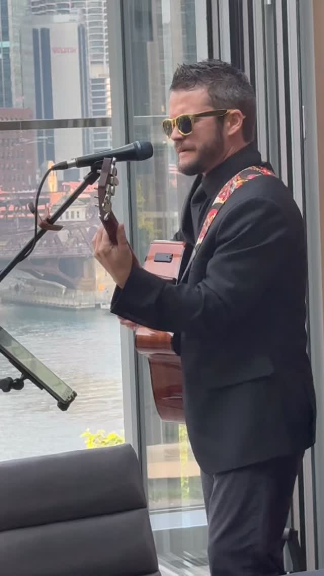 Just kidding — it’s freezing, but this clip still feels like summer. ️ This view alone is worth the reservation 🥰

 Venue: @gibsonsitalia 
chicagoentertainment livemusicchicago chicagocorporateevents chicagomusicians acousticvibes