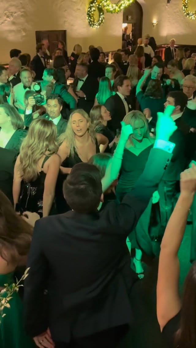 POV: The band tests the crowd… and they pass with flying colors 🤩

Venue: @michiganshoresclub
Planning: @bridget_mary_weddings
Band: @sarlasmusic Carol Sarlas Orchestra

chicagowedding chicagoweddingband weddinginspiration weddingreception weddingband