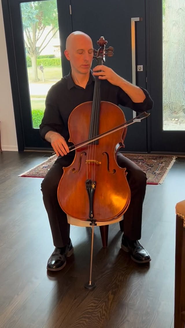 Solo cello. No backing tracks. Just groove. 
Cellist Matthew Agnew — A Sky Full of Stars/Coldplay

chicagoentertainment solocello cellist cellistsofinstagram chicagomusicians
